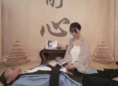 Người nữ tu đưa vị đạo sĩ bị thương vào nơi an toàn