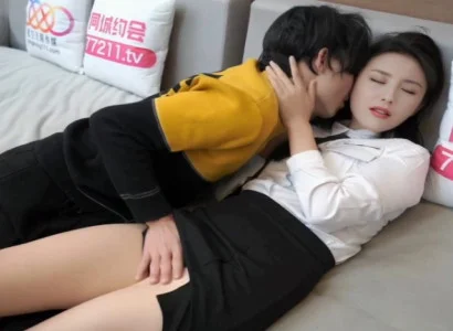 Cô thư ký đẹp phục vụ sếp kín đáo vì tiền