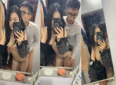 Đôi sinh viên trẻ đang quan hệ nhau trước gương