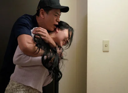 Nữ ca sĩ bị người hâm mộ làm nhục vì sự quyến rũ chết người