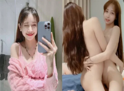 Lâm Thái Vy cùng người bạn thân thiết móc bím trong buổi phát sóng trực tiếp