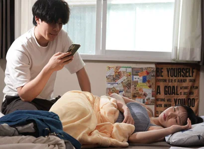 Hắn ta mê mẩn khi người yêu ngoại tình