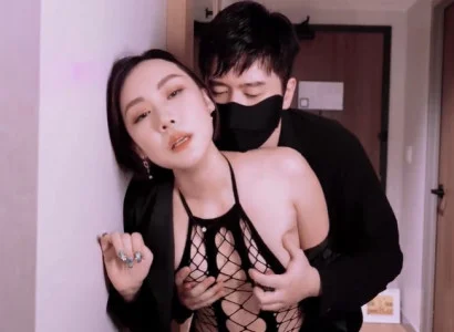 Phu nhân bán thân cho sếp để giải quyết nợ cho chồng